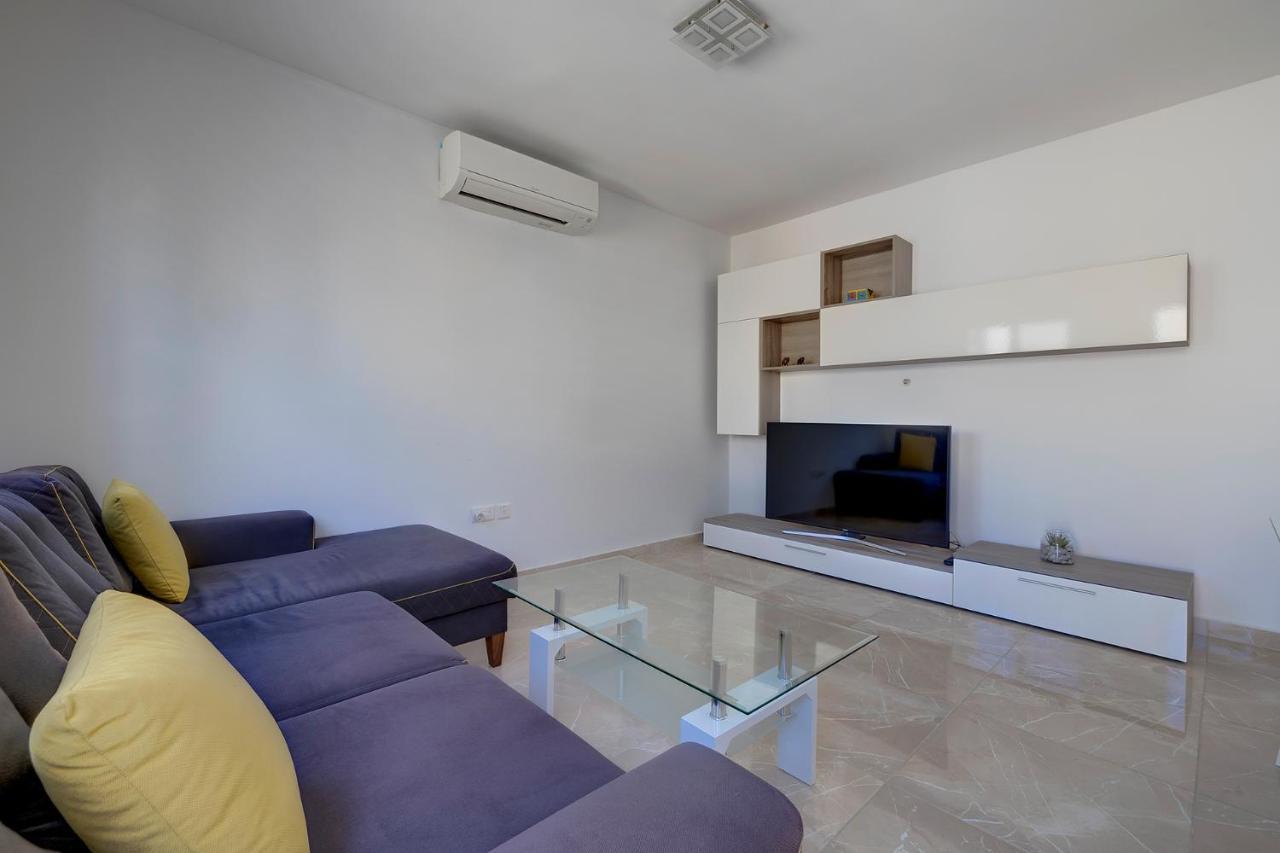 Deluxe Apartment Steps To St George'S Bay San Ġiljan Buitenkant foto