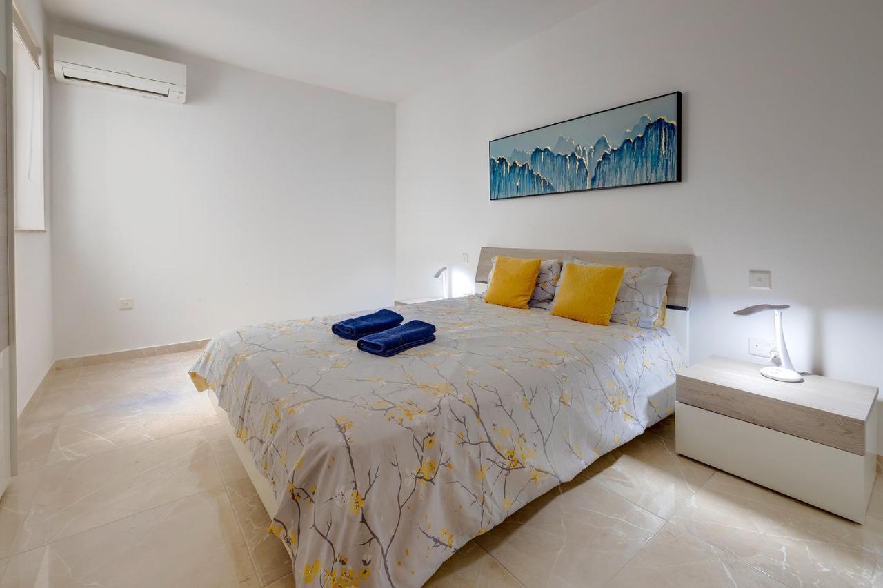 Deluxe Apartment Steps To St George'S Bay San Ġiljan Buitenkant foto