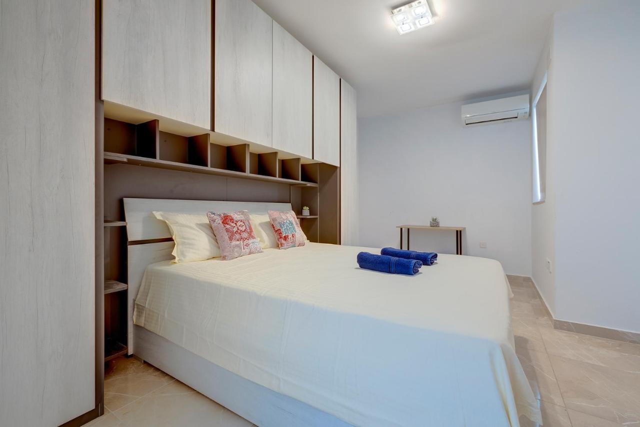 Deluxe Apartment Steps To St George'S Bay San Ġiljan Buitenkant foto