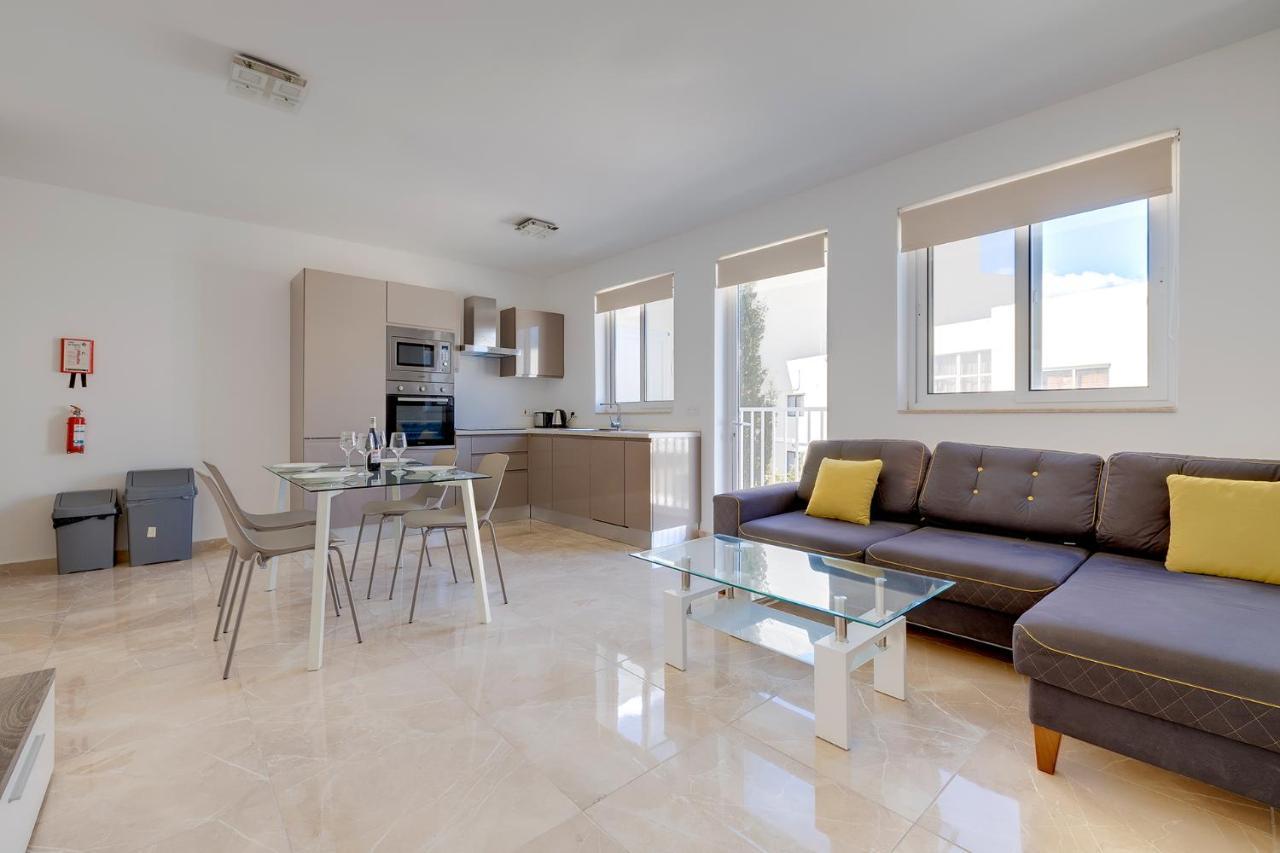 Deluxe Apartment Steps To St George'S Bay San Ġiljan Buitenkant foto